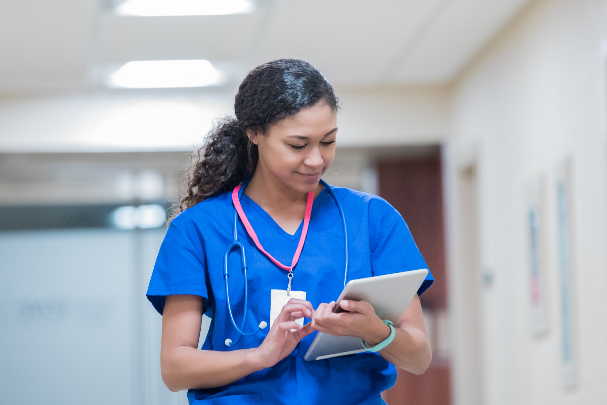 Nurse Uses Digital Rounding Software in Hospital